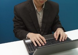 мужчина работает за ноутбуком