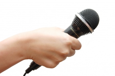 Микрофон в руке