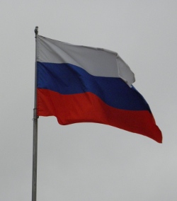 Флаг России на фоне серого неба