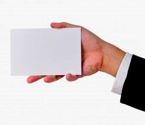 белая карточка в руке мужчины